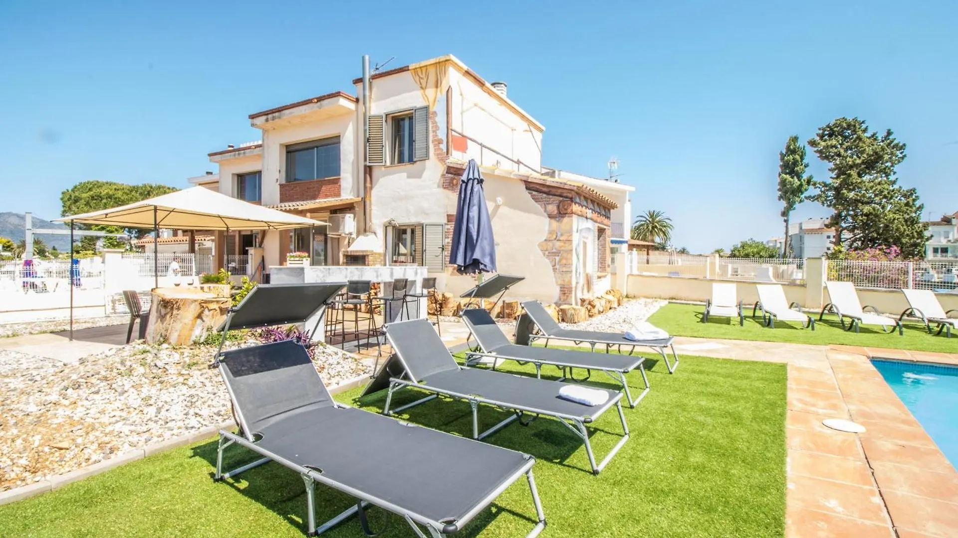 5 Habitaciones, 3 Banos, Piscina Privada, Amarre 15M Empuriabrava 0*,  Hiszpania