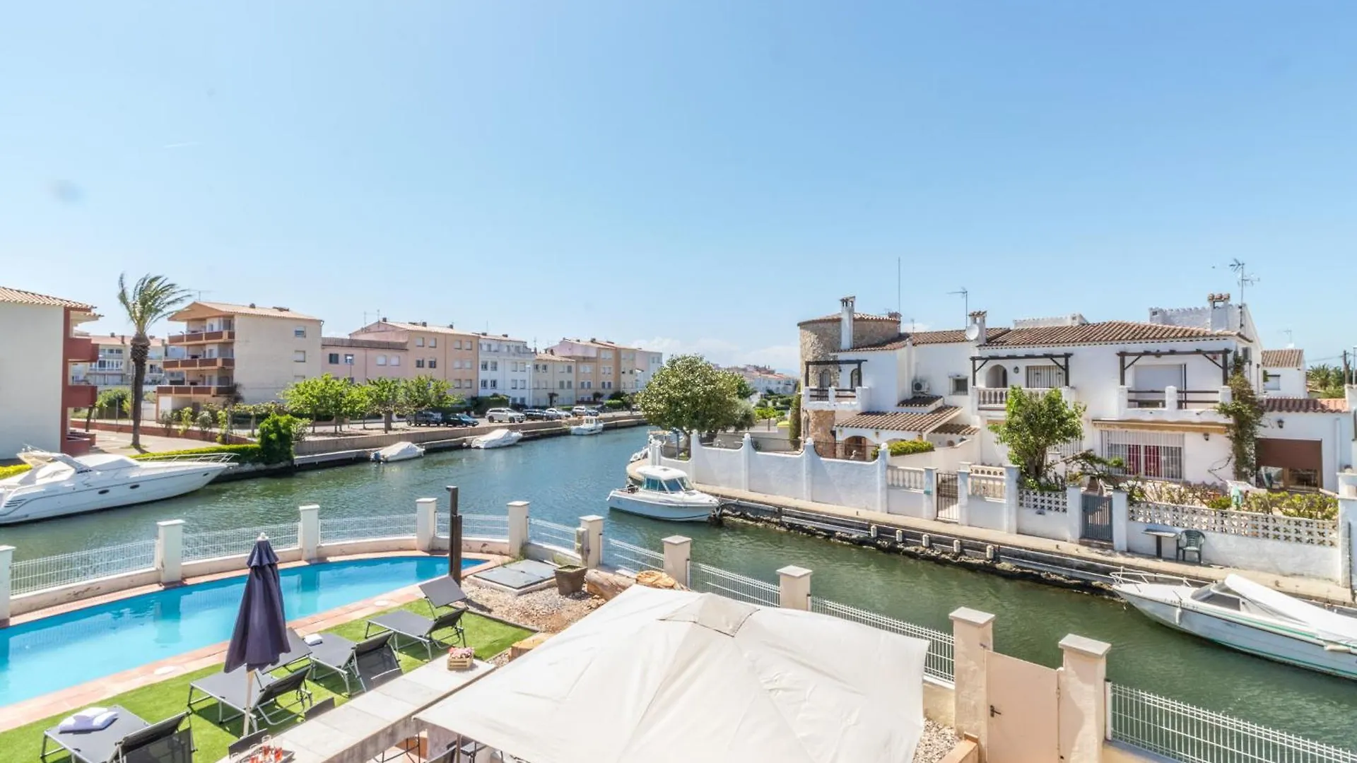 5 Habitaciones, 3 Banos, Piscina Privada, Amarre 15M Empuriabrava 0*,  Ισπανία
