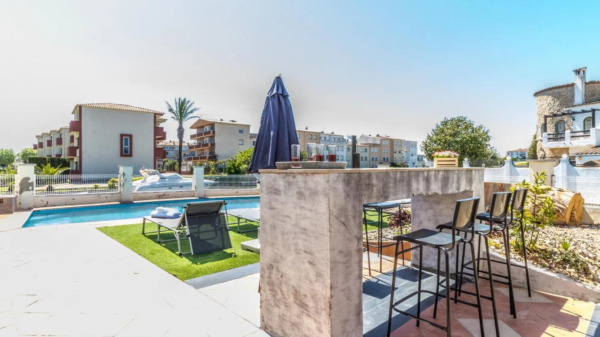 Dom wakacyjny 5 Habitaciones, 3 Banos, Piscina Privada, Amarre 15M Empuriabrava Hiszpania